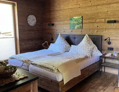 Chalet-Schlafzimmer-mit-Poolzugang
