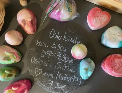 Hochwertige Seifen, auch für spezielle Anlässe, gibt es im Hofladen in Hirschegg zu kaufen.
