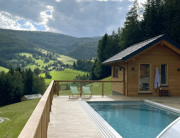 Herrliche Panoramaaussicht von Sauna und Pool am Chalet "Sound of Nature"