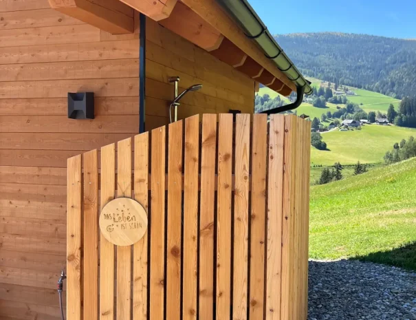 Zur Sauna am "Chalet Sound of Nature" gehört eine rustikale Außendusche